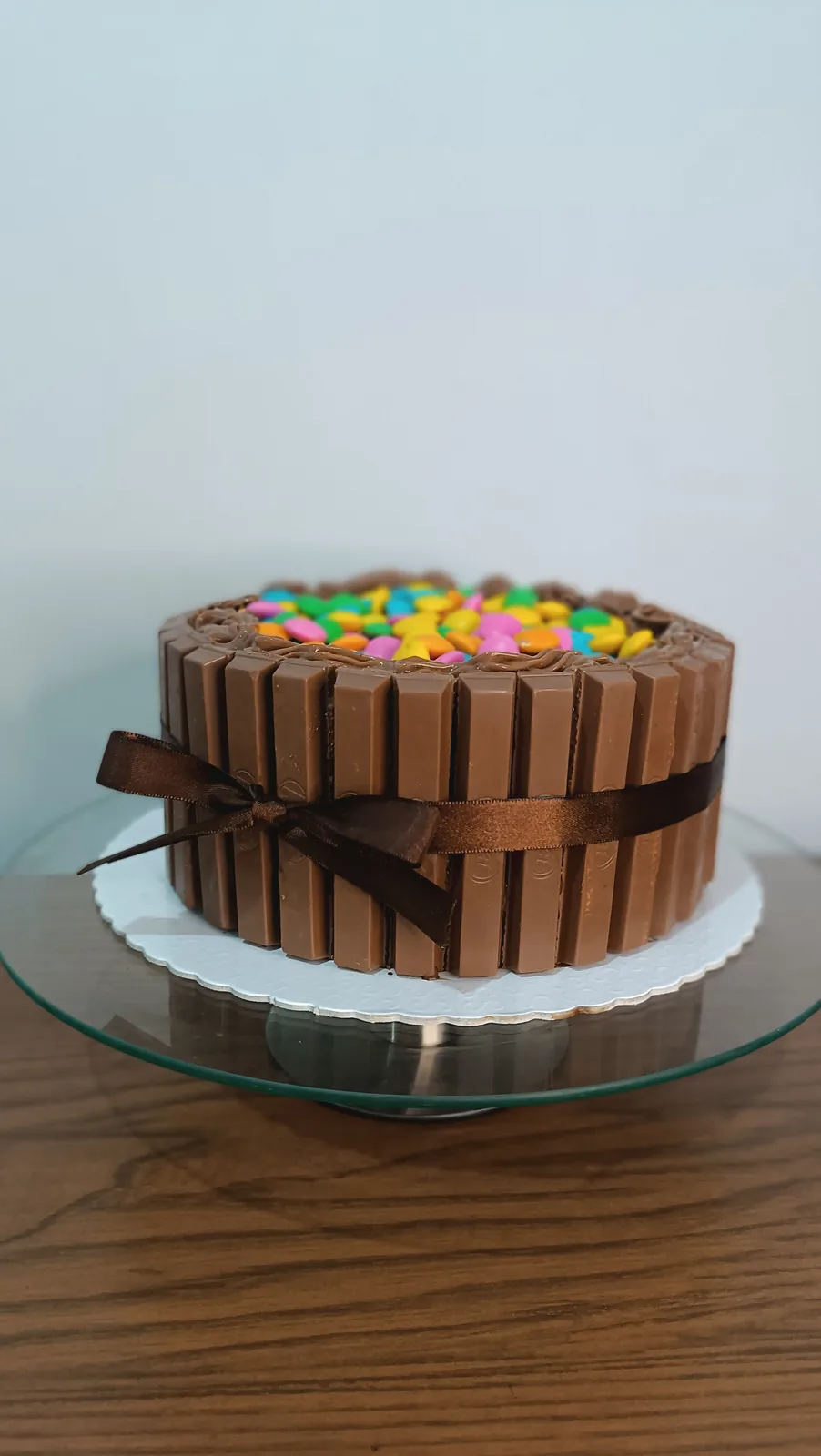 Bolo de chocolate decorado com KitKat