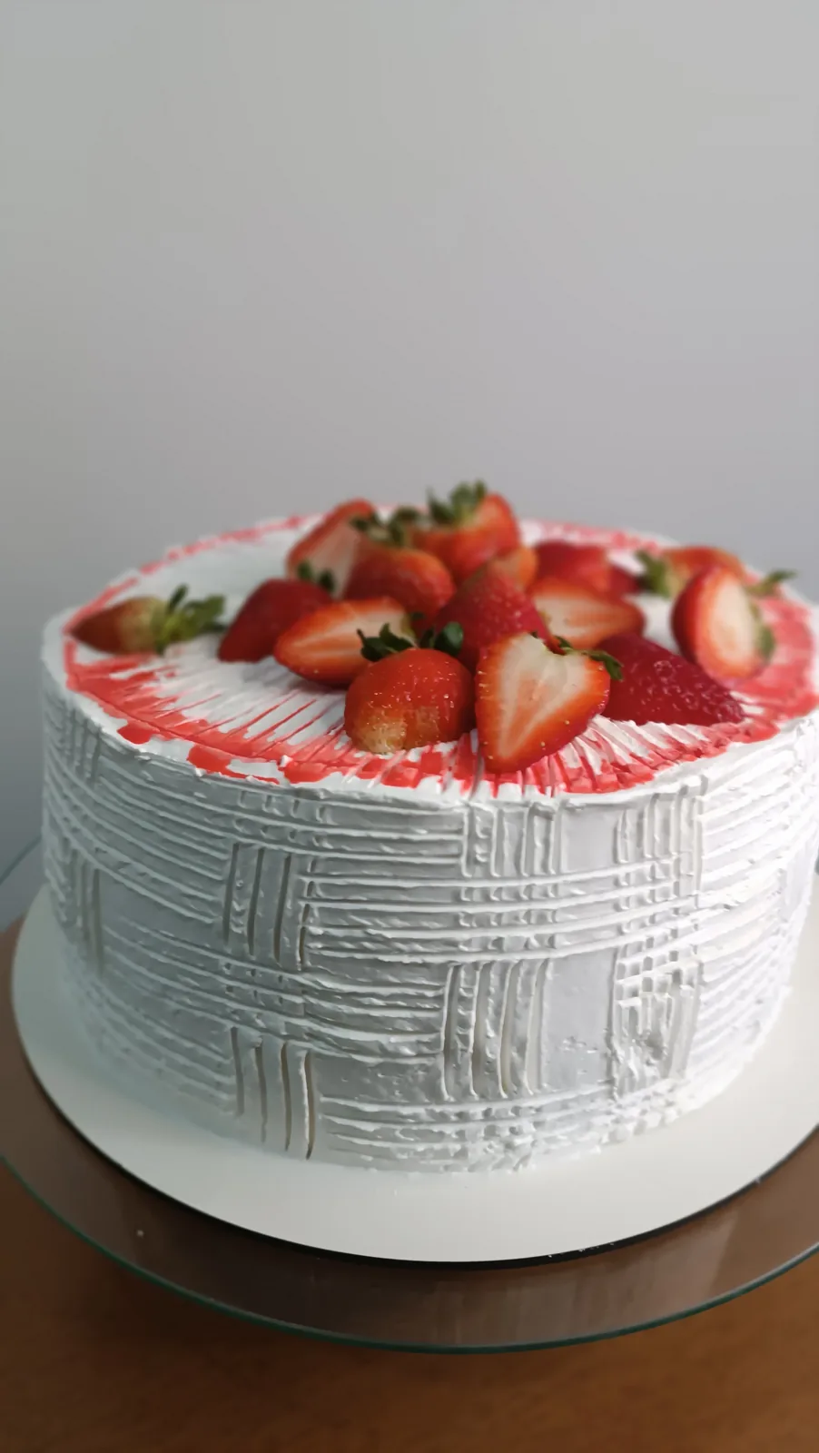 Bolo branco decorado com morangos