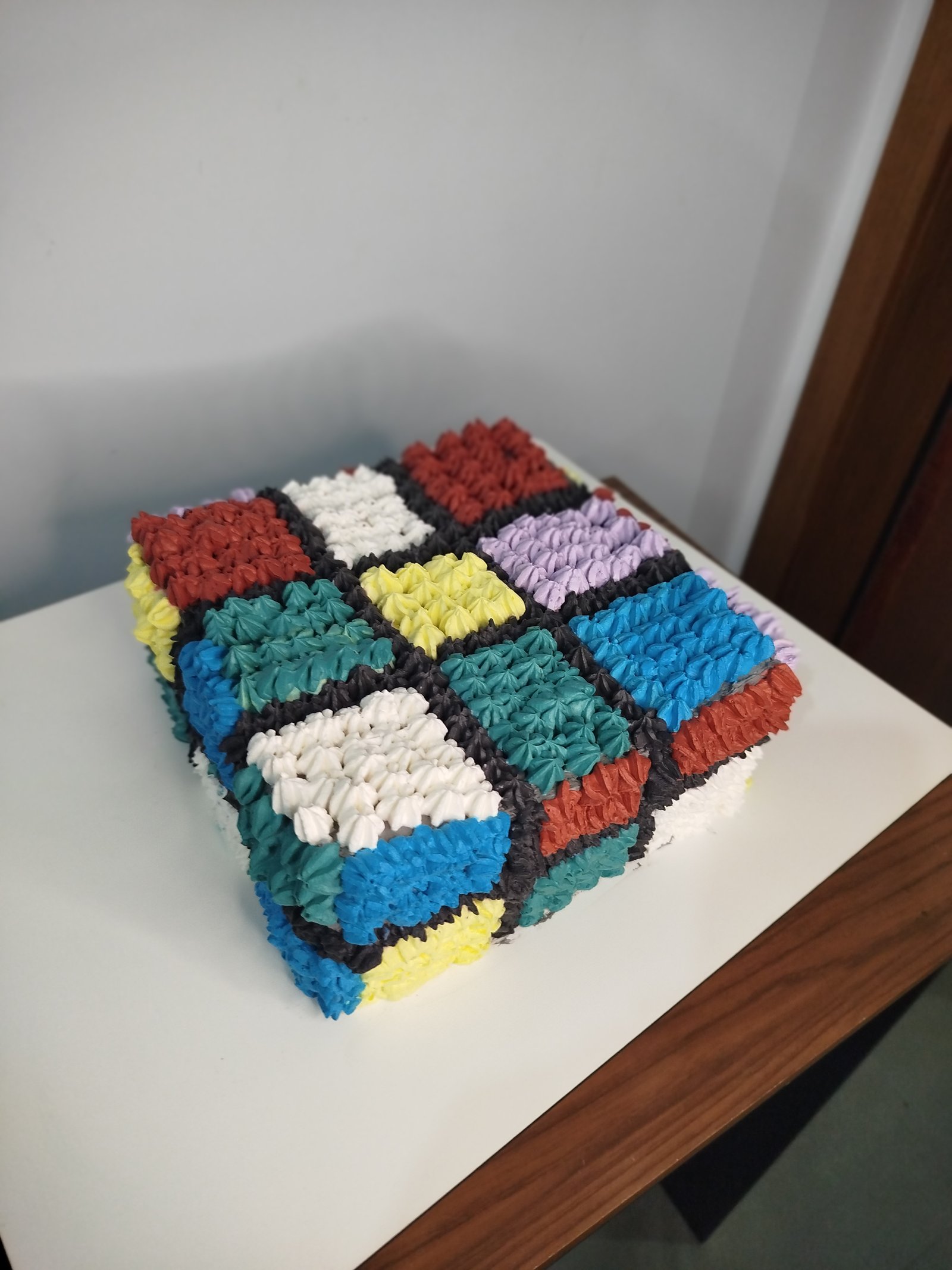 Bolo artístico cubo mágico